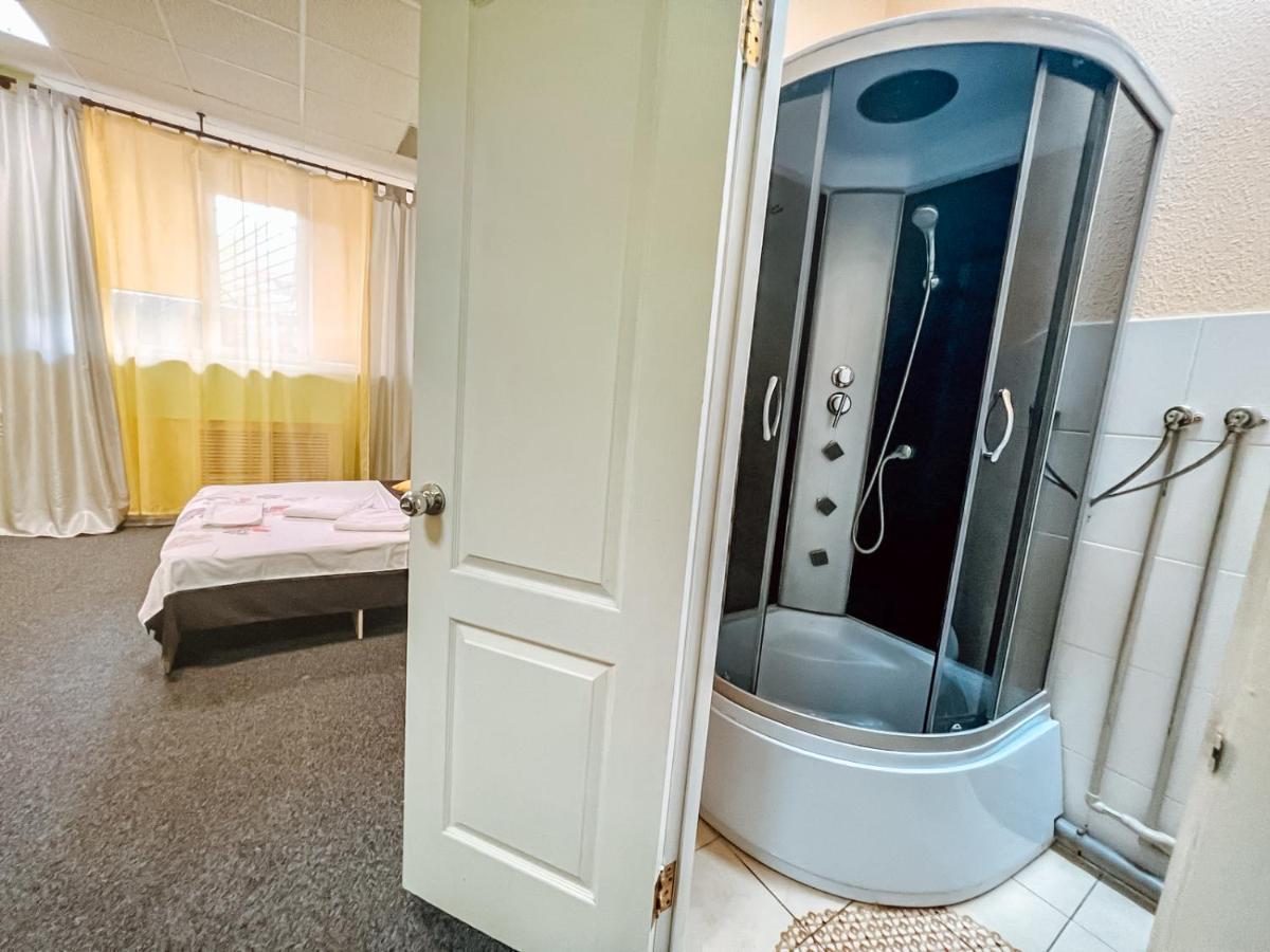 Mini Hotel Near Arena City Київ Екстер'єр фото