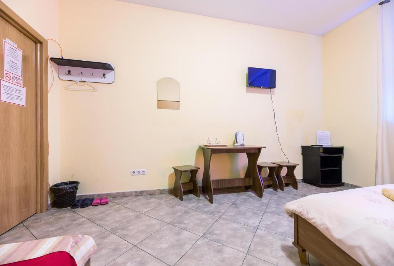 Mini Hotel Near Arena City Київ Екстер'єр фото