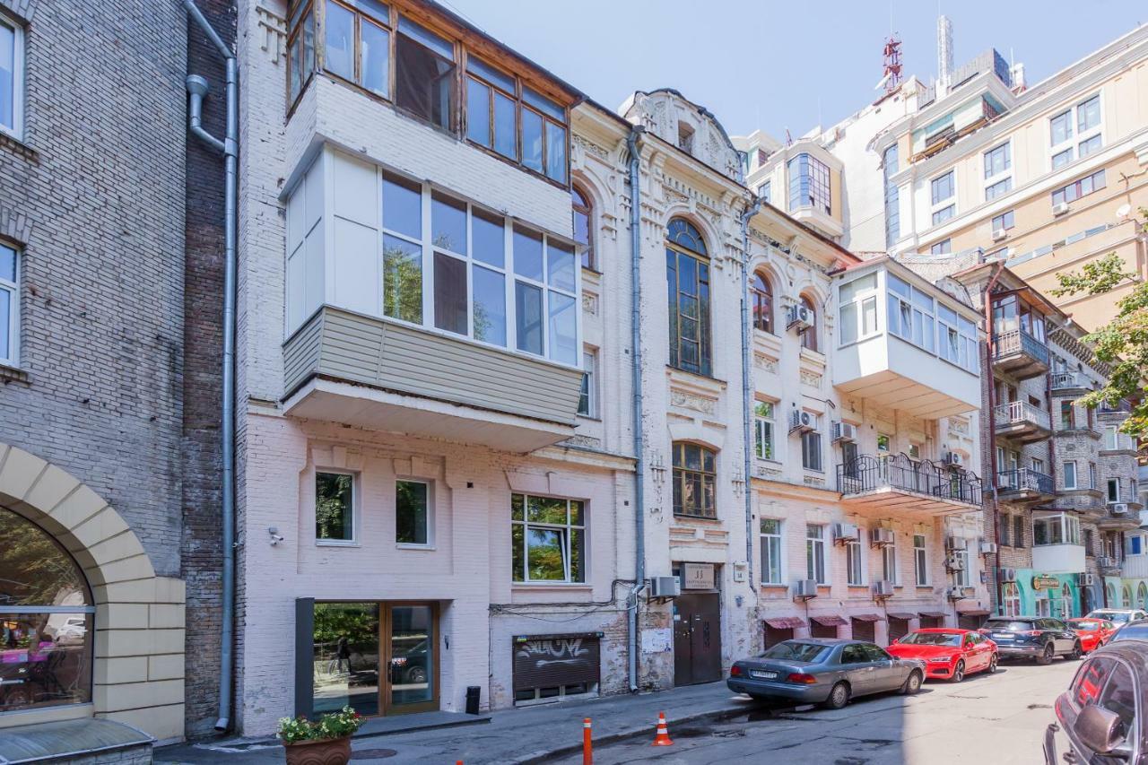 Mini Hotel Near Arena City Київ Екстер'єр фото